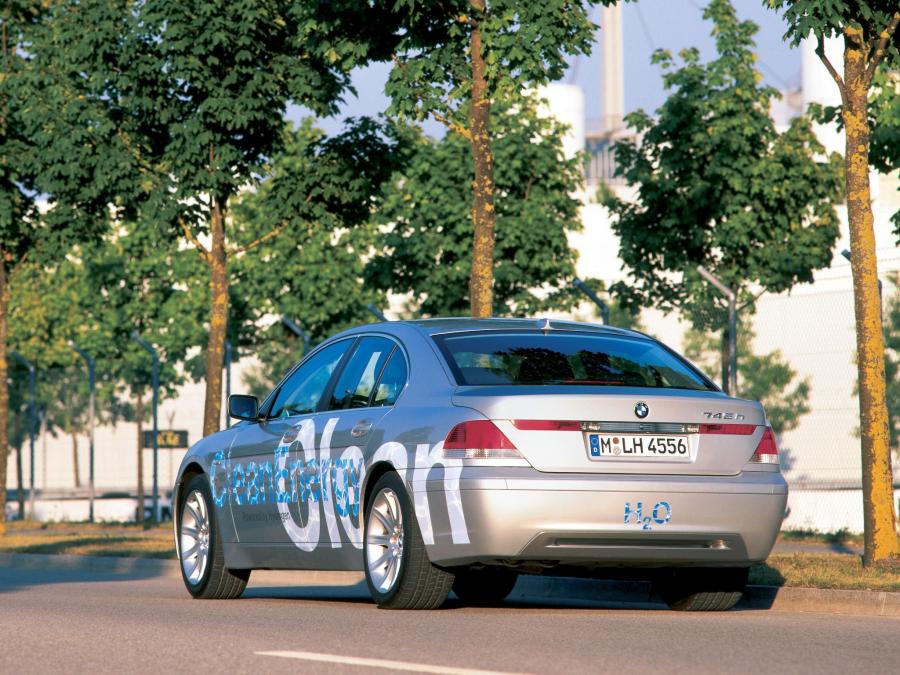  BMW 745h CleanEnergy Concept 2002 года  (фото 8 из 10)